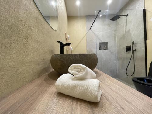 W łazience znajduje się umywalka oraz prysznic z ręcznikiem. w obiekcie Cozy apartment Matijas with private parking and terrace w Splicie