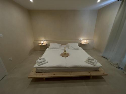 sypialnia z dużym łóżkiem z 2 światłami w obiekcie Cozy apartment Matijas with private parking and terrace w Splicie