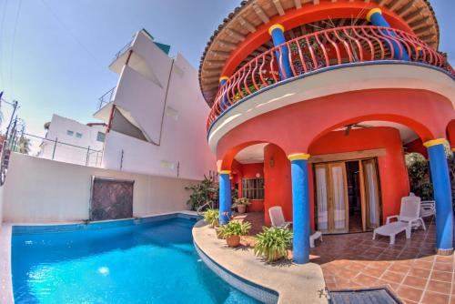 Casa con piscina y balcón en Casa Rodeo - Golden Zone Villa with Large Pool & Rooftop Ocean Views, en Bucerías