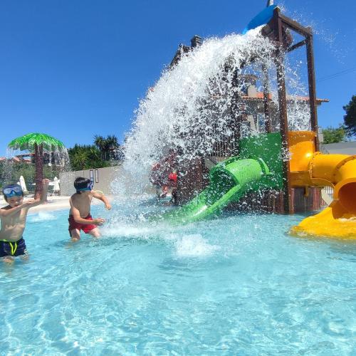 Los mejores hoteles con toboganes para niños en Galicia 2 Apartamentos Marsil