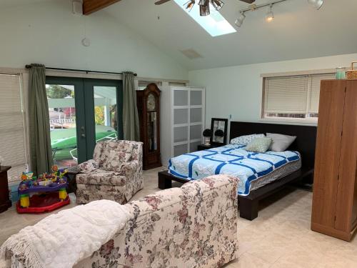 1 dormitorio con 1 cama, 1 sofá y 1 silla en Lake Tapps Bungalow 