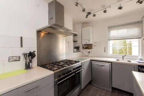 Η κουζίνα ή μικρή κουζίνα στο Peaceful Home from Home - Spacious 3 Bedroom House Accommodating 7 - Ideal for Families and Workers