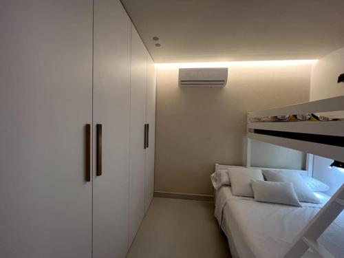 - une chambre avec un lit et des lits superposés dans l'établissement Calahonda Turquesa, apartamento en Calahonda Playa, à Calahonda