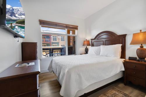 sypialnia z dużym łóżkiem i oknem w obiekcie Sundial Lodge 2 Bedroom by Canyons Village Rentals w mieście Park City