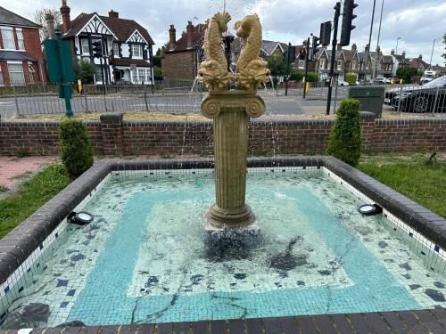 Acorn Lodge Hotel Gatwick & Parkingの敷地内または近くにあるプール