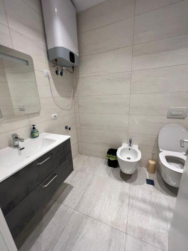 Ένα μπάνιο στο Mumbas Apartment 1