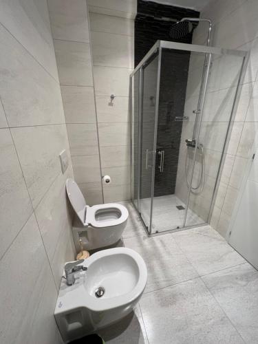 Ένα μπάνιο στο Mumbas Apartment 1