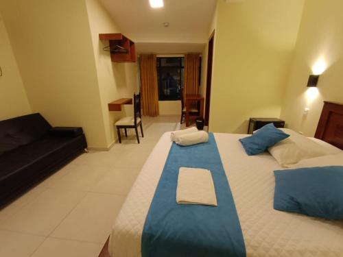 Postel nebo postele na pokoji v ubytování Hostal CañaLimeña