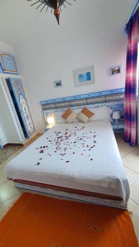 a bedroom with a bed with flowers on it at Casa Familia in Chefchaouene