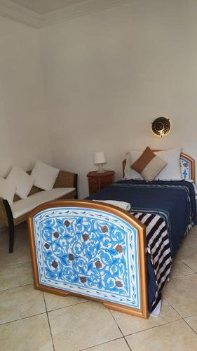 a bedroom with two beds and a couch at Casa Familia in Chefchaouene