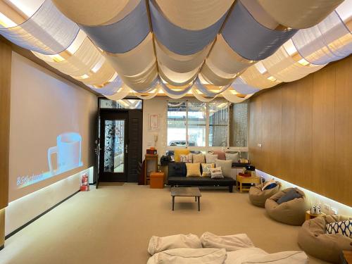 un soggiorno con un grande soffitto illuminato di Lounge away a Città di Taitung