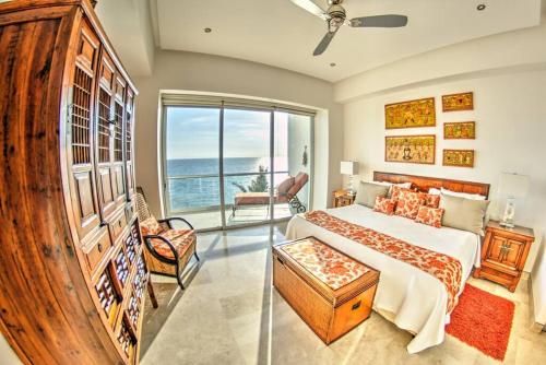 une chambre avec un lit et un balcon avec l'océan dans l'établissement Nova - Beachfront Condo with Private Office & Panoramic Views, à Bucerías
