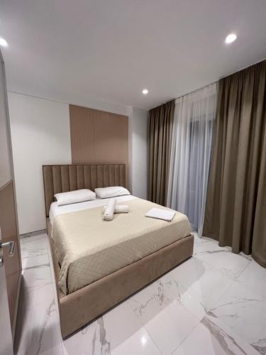 Un dormitorio con una cama con dos toallas encima. en Mumbas Apartment 2, en Himare