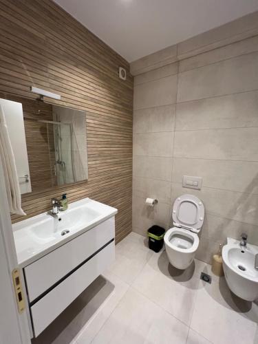 Un baño con lavabo e inodoro en Mumbas Apartment 2, en Himare