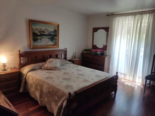 a bedroom with a large bed and a mirror at Hermoso Caserío Navarra. (Madoz) in Madoz