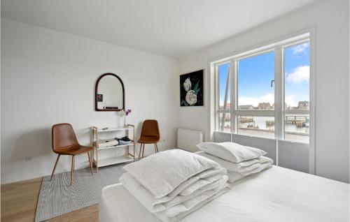 ein weißes Schlafzimmer mit einem Bett und einem Schreibtisch in der Unterkunft Lovely Apartment In Ulfborg With House A Panoramic View in Ulfborg