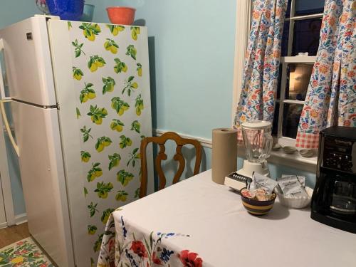 Küche/Küchenzeile in der Unterkunft Pink Flamingo at the Beach cottage