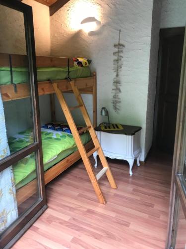 Zimmer mit 2 Etagenbetten und einem Tisch in der Unterkunft Im Spiss in Macugnaga