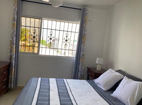 1 dormitorio con cama y ventana grande en Estancia Feliz, en Los Frailes