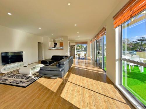 Una sala de estar con un sofá y un televisor. en Phillip Island Towers, en Cowes