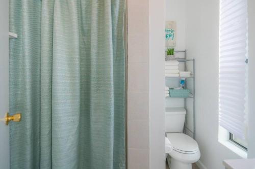 Koupelna v ubytování Lovely 2bed and 2bath with Unbeatable Location