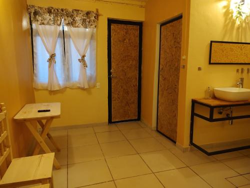 La salle de bains est pourvue d'un lavabo, de toilettes et d'une fenêtre. dans l'établissement Casa Corazon, à Oaxaca