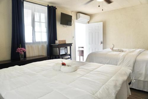 Cama o camas de una habitación en Ocean View Hotel and Restaurant