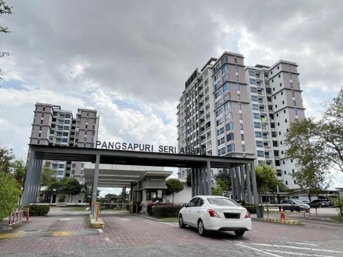 Kangkar TeberauにあるNetflix Luxury Home Johor Bahru Mid Valley CIQ Legolandの高い建物の駐車場に車を停めた