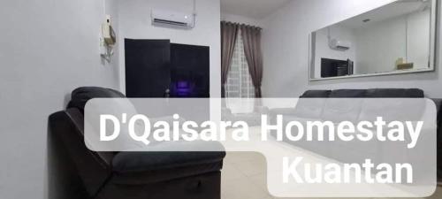 een woonkamer met een glazen tafel en stoelen bij D'Qaisara Homestay Kuantan in Kampong Bugis