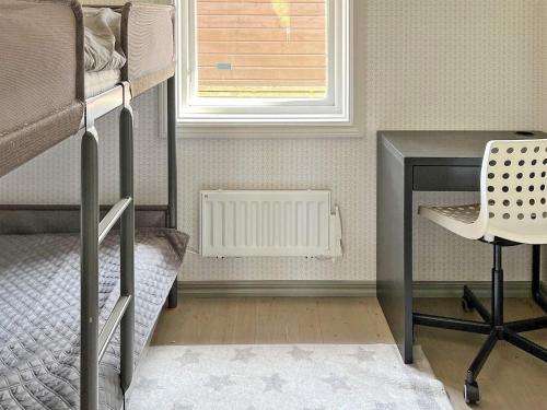 מיטה או מיטות קומותיים בחדר ב-Holiday home GRÖDINGE