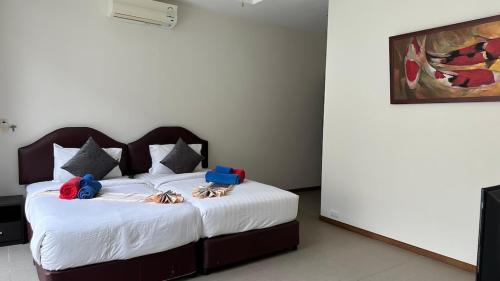 um quarto com uma cama grande e toalhas em 3 bedroom pool at Kavilla Rawai em Rawai Beach