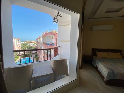 um quarto com vista para uma cama e uma varanda em ديزرت بيرل em Hurghada