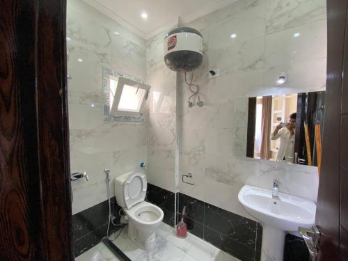 uma casa de banho com um WC e um lavatório em ديزرت بيرل em Hurghada