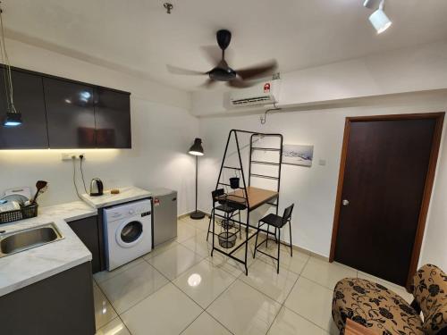 eine Küche mit einem Tisch und Stühlen sowie einem Deckenventilator in der Unterkunft Cozy Studio 3pax, Menara Sentral by VL HOME in Bukit Mertajam