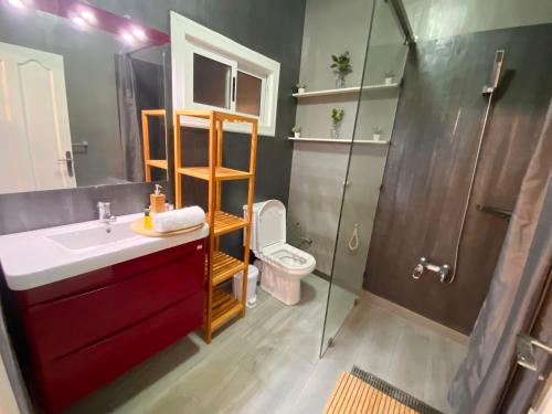 een badkamer met een wastafel, een douche en een toilet bij Appartement avec Terasse JACCUZI BARBECUE NETFLIX VUE SUR MER TOTALEMENT GRATUIT sans supplément in Al Hoceïma