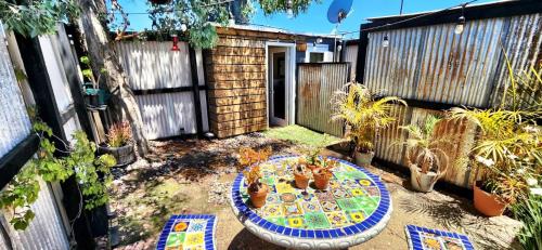a garden with a table in the middle of a yard at Finca Vidandrei CASA EUCALIPTO in Valle de Guadalupe