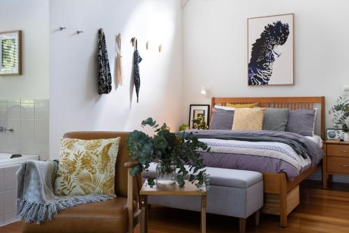 una camera con letto e sedia di Amaris a Daylesford