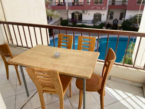 d'une table et de chaises en bois sur un balcon. dans l'établissement ديزرت بيرل, à Hurghada