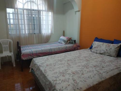 1 dormitorio con 2 camas y ventana en Suite Magy-Manta, en Manta