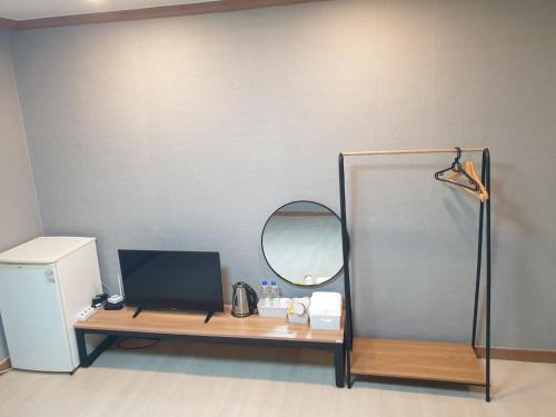 a room with a mirror and a desk with a lamp at Seorak HOT Spring Mammoth Resotel in Sokcho