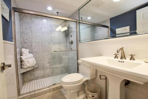 een badkamer met een douche, een toilet en een wastafel bij Broadmoor 304 in Orange Beach