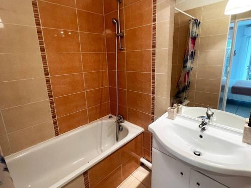 une salle de bain avec un lavabo, une baignoire et des toilettes dans l'établissement Appartement T2 confortable à Cambo-les-Bains - Terrasse, Parking, Animaux Ok, Internet - FR-1-495-128, à Cambo-les-Bains