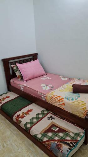 2 aparte bedden naast elkaar in een kamer bij NZ FAMILY HOMESTAY in Kota Bharu