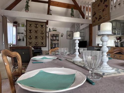 d'une table à manger avec une plaque de cuisson. dans l'établissement Évasion Naturelle près de Moulins : Gîte Confortable avec Jardin et Poêle à Bois - FR-1-489-463, à Toulon-sur-Allier