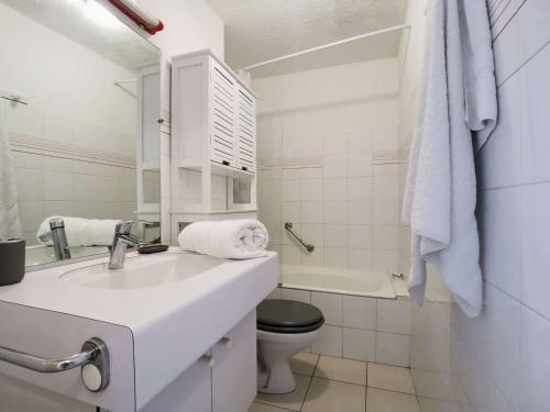 y baño con lavabo, aseo y espejo. en Appartement Carnac, 2 pièces, 4 personnes - FR-1-477-236 en Carnac