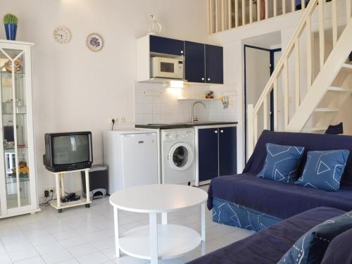 Photo de la galerie de l'établissement Maison avec Piscine et 2 Terrasses à 200m des Commerces - FR-1-229-871, à Gruissan