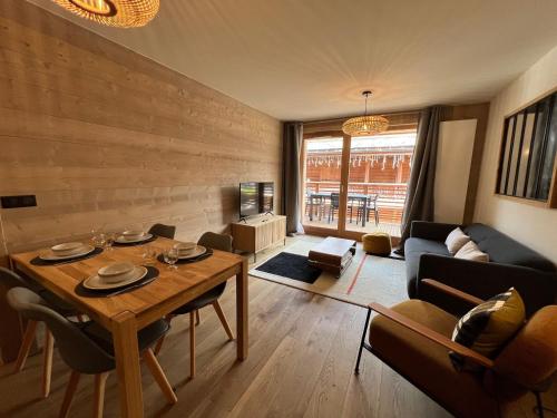 un salon avec une table et un canapé dans l'établissement Les Gets - Superbe appartement neuf au centre, proche des pistes et commodités - FR-1-623-344, aux Gets