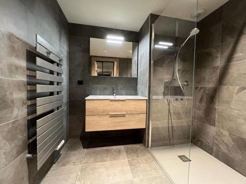 une salle de bain avec un lavabo et une douche dans l'établissement Les Gets - Superbe appartement neuf au centre, proche des pistes et commodités - FR-1-623-344, aux Gets
