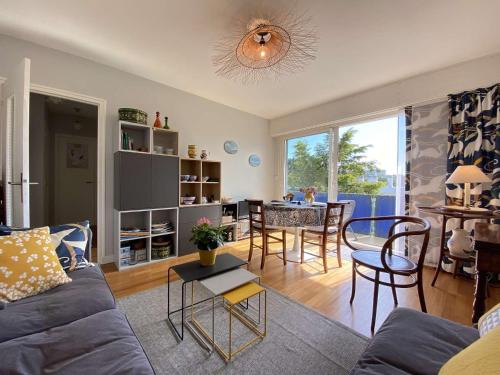 un salon avec un canapé et une salle à manger dans l'établissement Charmant T2 avec balcon, parking et proche plage - La Baule - FR-1-245-187, à La Baule