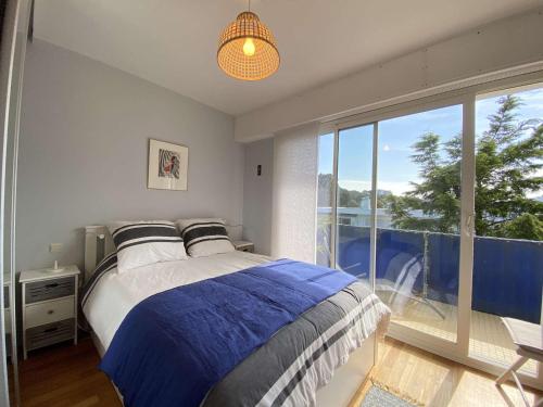 une chambre avec un lit et une grande fenêtre dans l'établissement Charmant T2 avec balcon, parking et proche plage - La Baule - FR-1-245-187, à La Baule
